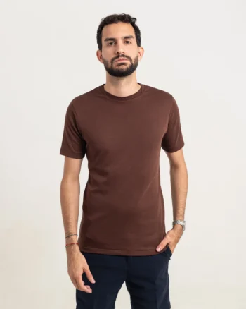 CAMISETA PIMA - GOLA CRUZADA DUPLA - MARROM